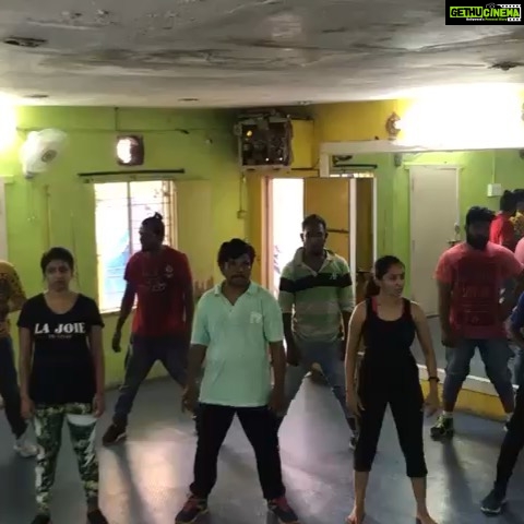 Ishika Singh Instagram - Rehearsal session -3 #kobbarimatta #telugufilmnagar #telugufilmindustry #actoratwork #actorslife🎬 #actorslife #dancerehearsal #songshoot🎥