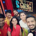 Ishika Singh Instagram - Very friendly and apt host for this show . Both of them are sweet and capable of handling any kind of craziness #telugufilmnagar #telugufilmindustry #actoratwork #actorslife🎬 #patas2