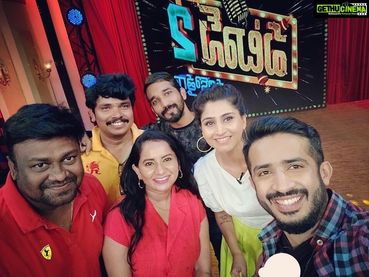 Ishika Singh Instagram - Very friendly and apt host for this show . Both of them are sweet and capable of handling any kind of craziness #telugufilmnagar #telugufilmindustry #actoratwork #actorslife🎬 #patas2
