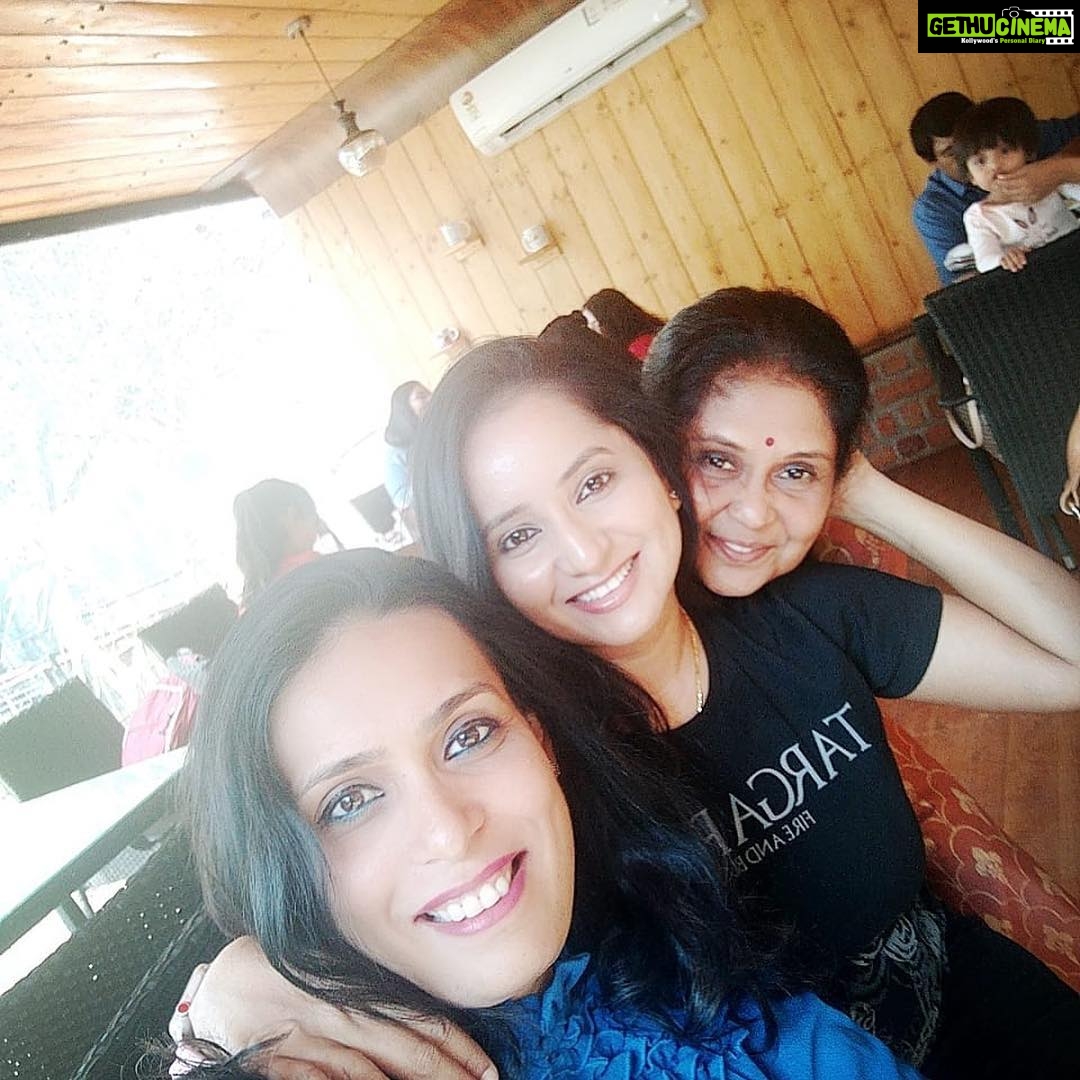 Ishika Singh Instagram - Back with my old time buddies .... can’t be more contended than this .., u guys completed my day after knee deep schedule . #friends #friendship #friendshipforlife Groove9