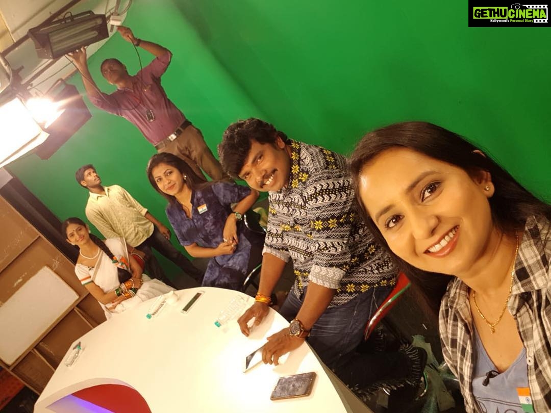 Ishika Singh Instagram - My favourite ppl ... their company is awsome #friends #workfriends #hmtv