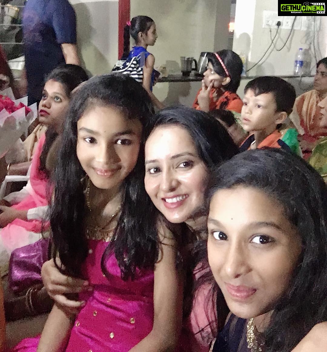 Ishika Singh Instagram - Cousins in one frame ... with the next generation . Little chipmunks #chipmunks #cousinsquad