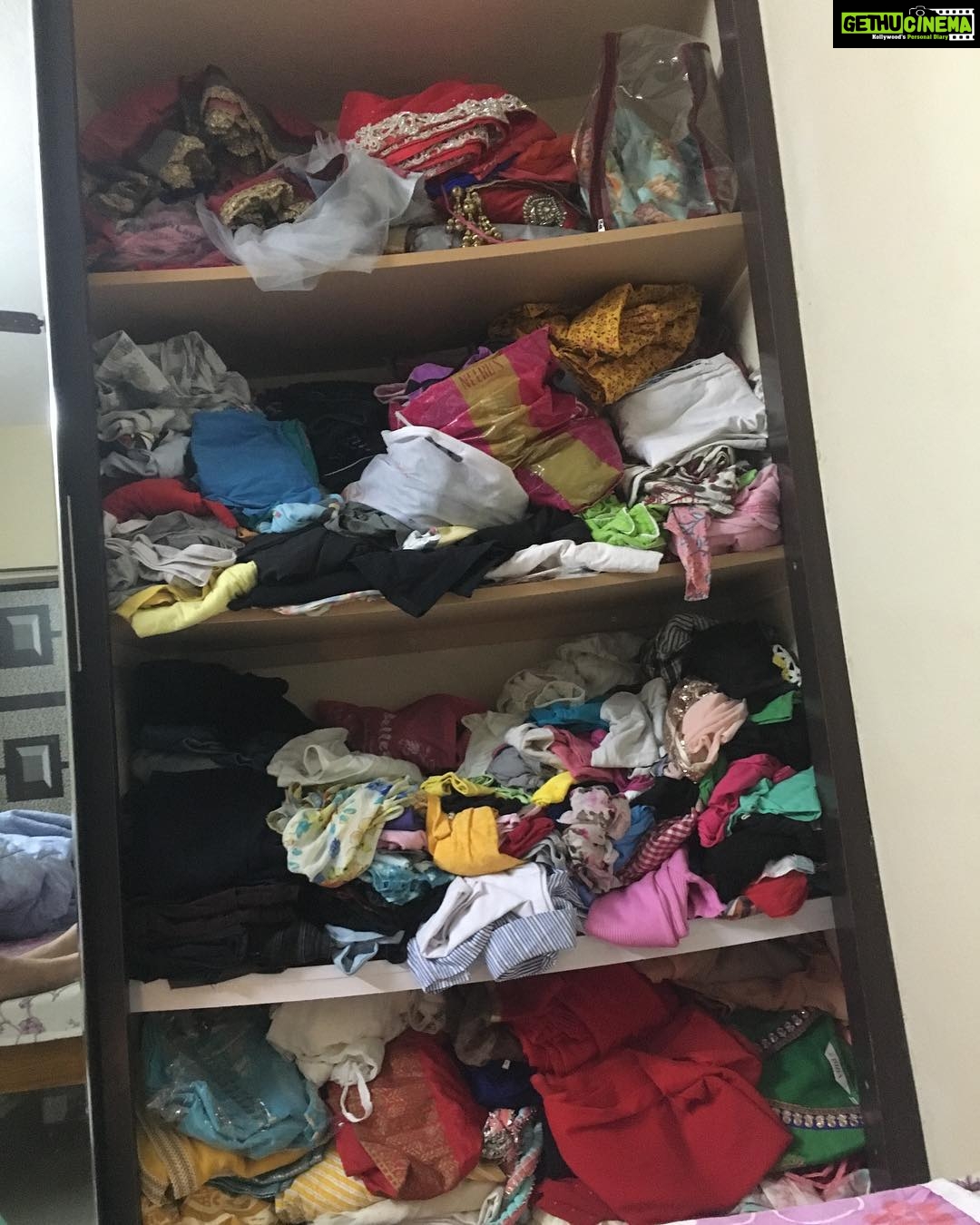 Ishika Singh Instagram - I know am so organised πΌπ #lazywardrobe #lazywoman #organisedwardrobe #organisedchaos