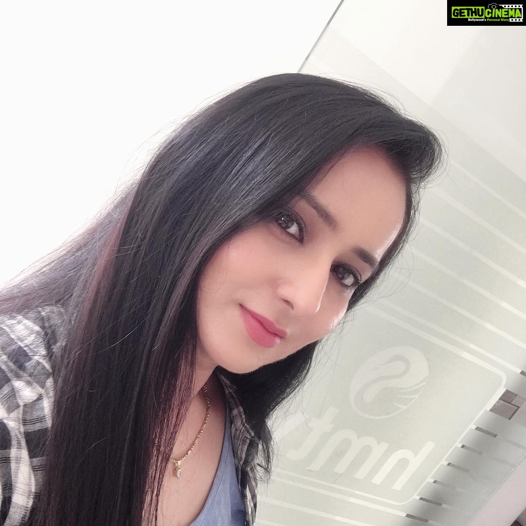 Ishika Singh Instagram - Something which I don’t like but I have to do it ... selfie and than post ;) 😋 #selfie_time #actorslife #actoratwork #telugufilmindustry #telugufilmnagar