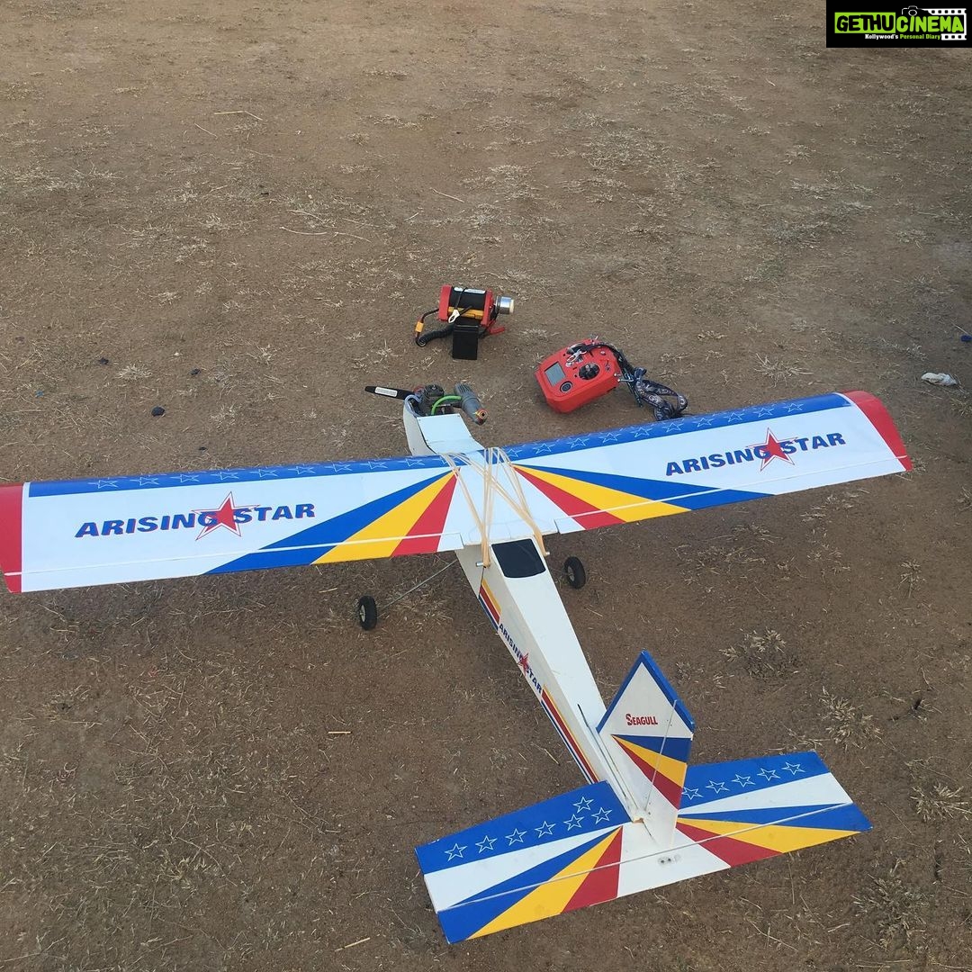 Ishika Singh Instagram - Back to something which I love a lot ! #aeromodeller #aeromodelling #hobbyflying #flying #remotecontrolairplane