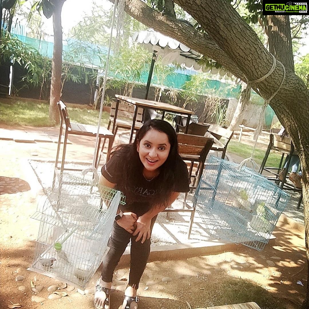 Ishika Singh Instagram - Can’t resists myself from adoring these little and cute birdies ... sad to see them caged ! Rabbit was so adorable but couldn’t take any pics . #animallovers #birdlover #dayoutwithfriends #muchneededbreak