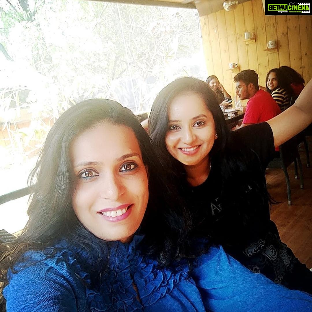 Ishika Singh Instagram - Game of thrones fan club together #friends #gameofthronesfans #lovelycompany #meridosti