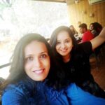 Ishika Singh Instagram - Back with my old time buddies .... can’t be more contended than this .., u guys completed my day after knee deep schedule . #friends #friendship #friendshipforlife Groove9