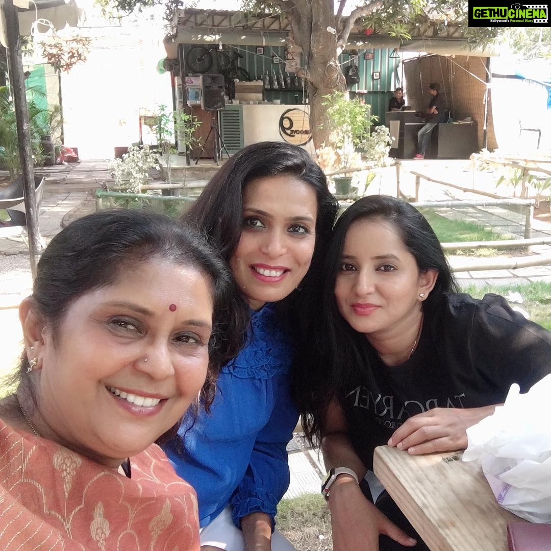 Ishika Singh Instagram - Back with my old time buddies .... can’t be more contended than this .., u guys completed my day after knee deep schedule . #friends #friendship #friendshipforlife Groove9