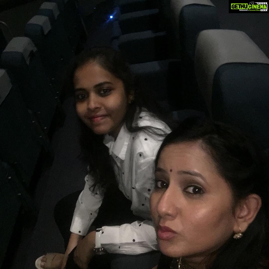 Ishika Singh Instagram - Puthareku ice cream 🍦 @viyyala vari Vindu and with my sweetie @ammuludevaki Viyyalavaari Vindu