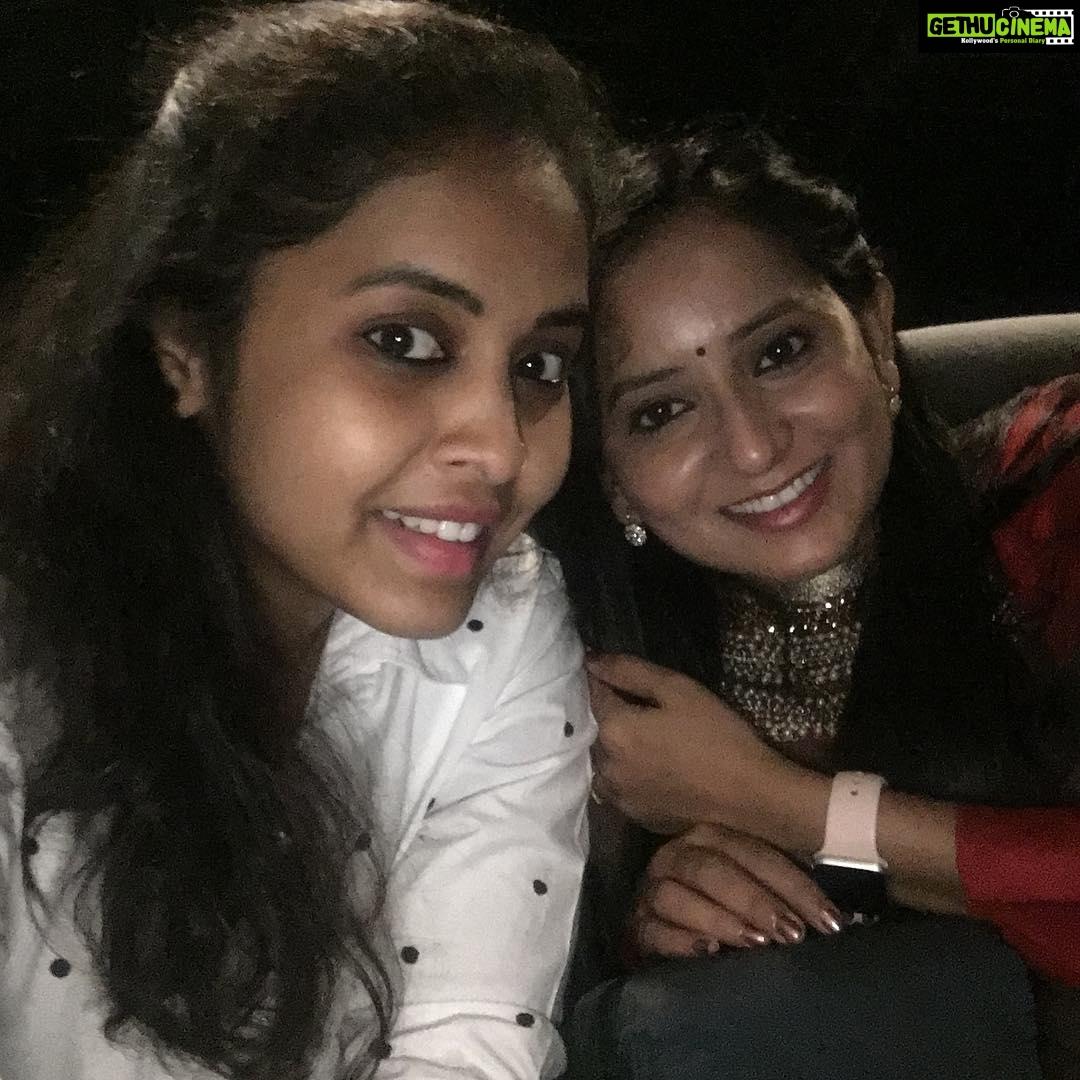 Ishika Singh Instagram - Puthareku ice cream 🍦 @viyyala vari Vindu and with my sweetie @ammuludevaki Viyyalavaari Vindu