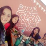 Ishika Singh Instagram - Fun after work with buddies n #golisoda #tollywood #kobbarimatta #telugufilmindustry #telugufilmnagar #actorslife