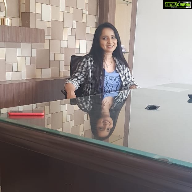 Ishika Singh Instagram - Best pic of the day .. reflections #reflections pic credits @iamsampoornesh #tollywood #kobbarimatta #telugufilmindustry #telugufilmnagar #actorslife