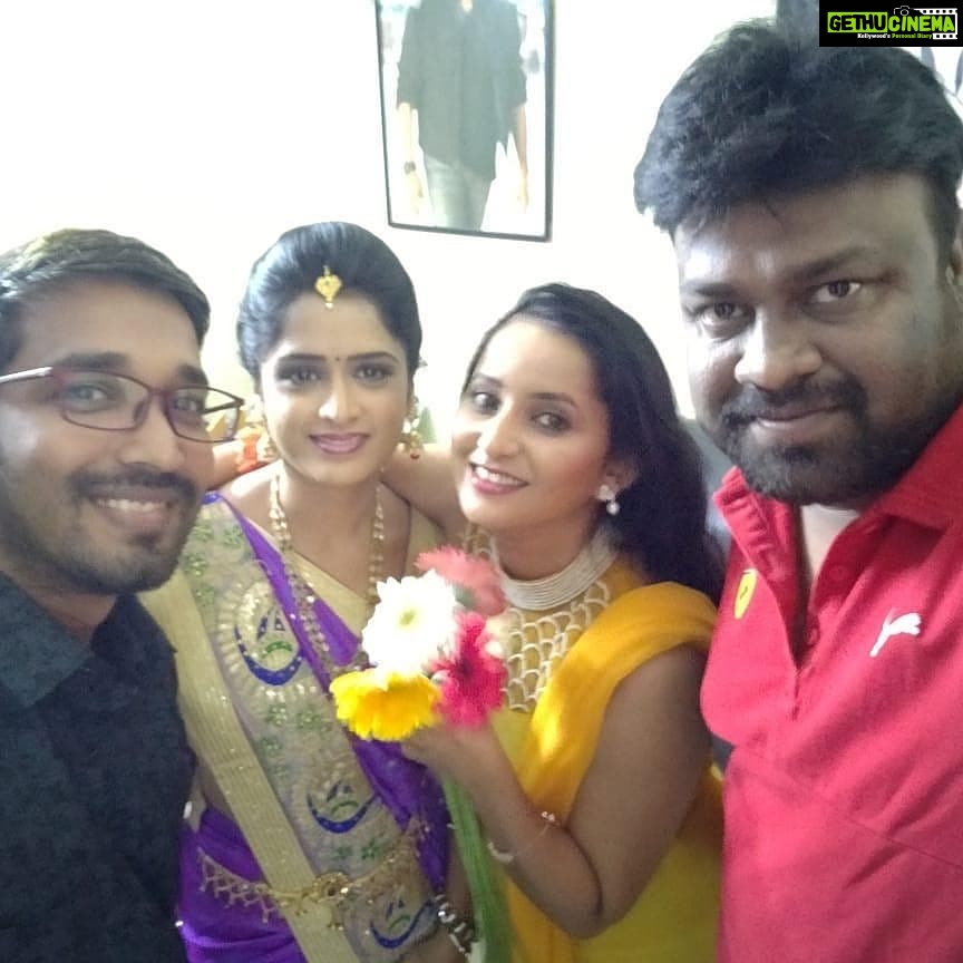 Ishika Singh Instagram - I was so obssessed with those flowers ... With the anchor #abntelugutv #abntelugu #actorslife #actoratwork #kobbarimatta