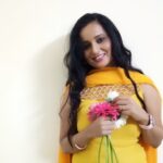 Ishika Singh Instagram - Yellow fever .... #yellowdress #flowers #actorslife #actoratwork #actorslife🎬 #lightscameraandaction🎬 #kobbarimatta