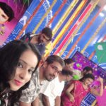 Ishika Singh Instagram - With direcor #kobbarimatta #actoratwork #actorslife #actorslife🎬