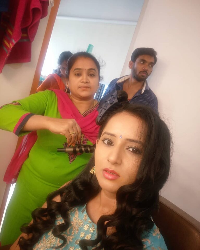 Ishika Singh Instagram - Getting ready for interview .. In makeup room #makeuptime #makeupoftheday #actoratwork #actorslife #actorslife🎬 #a
