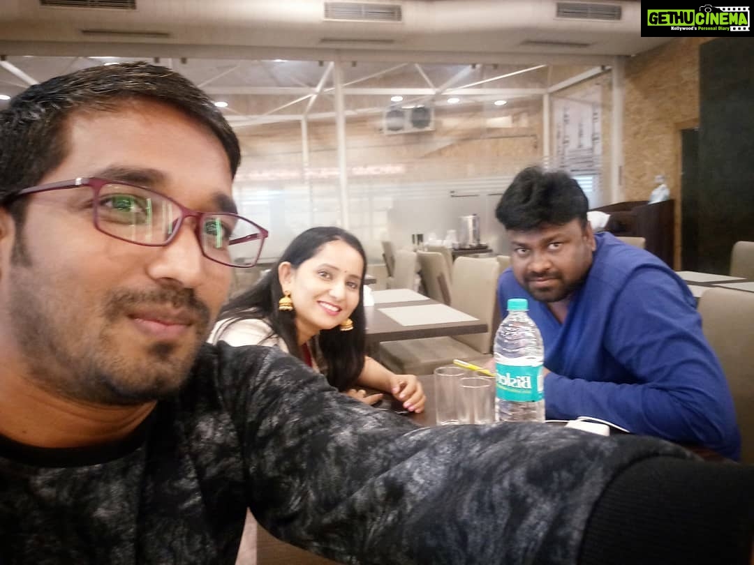 Ishika Singh Instagram - After promitions its time to bingeeee #foodie #kobbarimatta