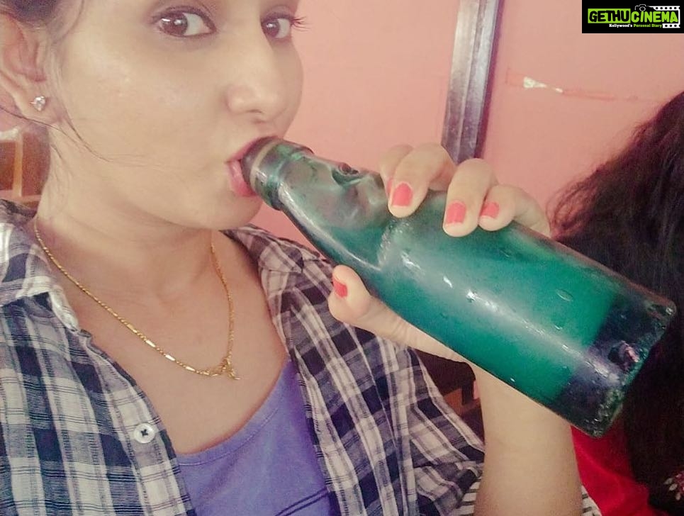 Ishika Singh Instagram - Fun after work with buddies n #golisoda #tollywood #kobbarimatta #telugufilmindustry #telugufilmnagar #actorslife
