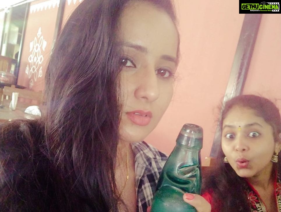 Ishika Singh Instagram - Fun after work with buddies n #golisoda #tollywood #kobbarimatta #telugufilmindustry #telugufilmnagar #actorslife