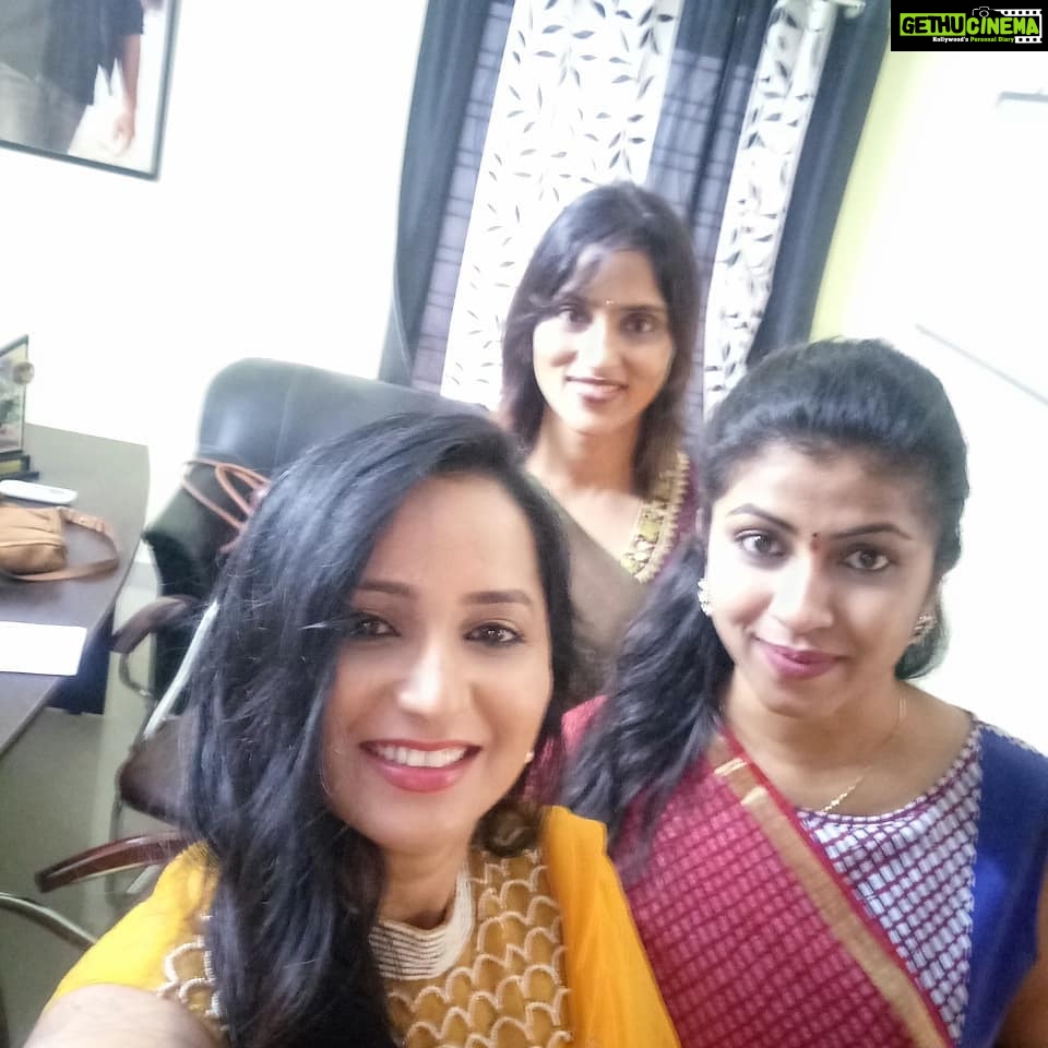 Ishika Singh Instagram - Three womaniya , guess who is who .. #owomaniya #womaniya #guesswho #telugufilmindustry #telvisionchatshow #telugufilmnagar
