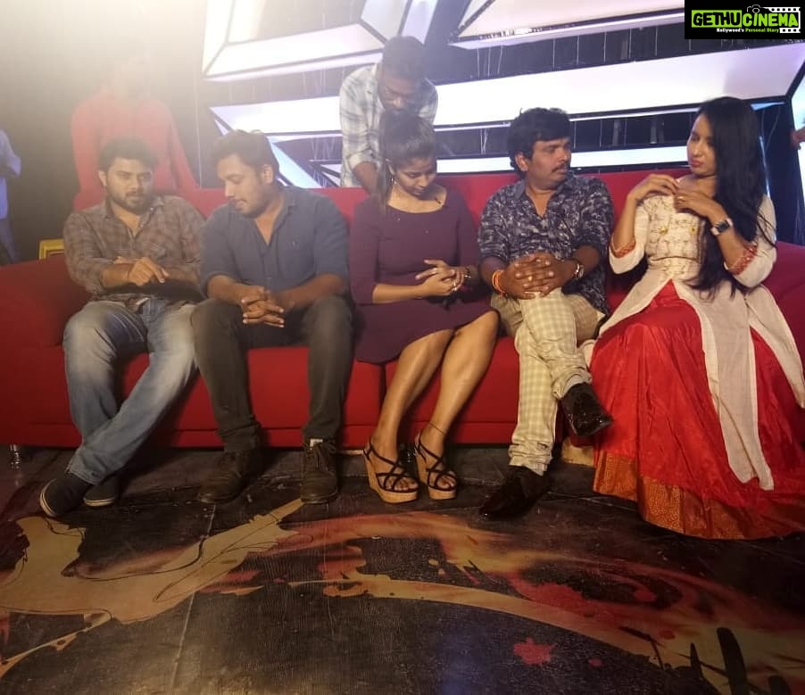 Ishika Singh Instagram - Getting my mic right and setting for 45 mins show #telvisionchatshow #interview #tvshows #telugufilmindustry #telugufilmnagar #kobbarimatta #actorslife🎬 #actoratwork #actorlife . Most of the time i was silent bcoz i didnt get any ....😂