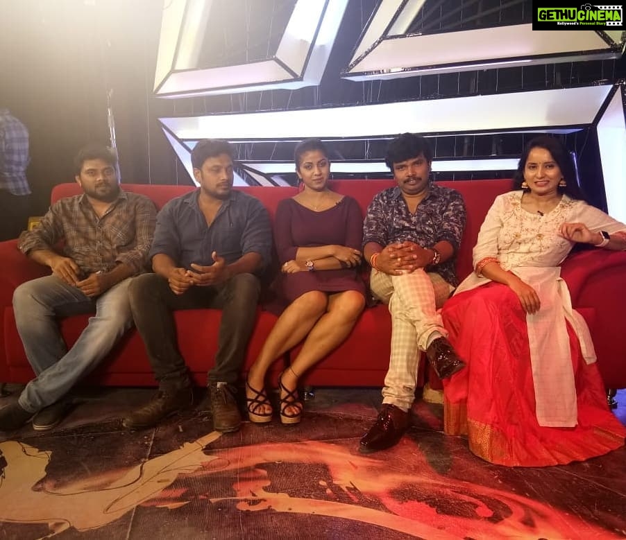 Ishika Singh Instagram - Getting my mic right and setting for 45 mins show #telvisionchatshow #interview #tvshows #telugufilmindustry #telugufilmnagar #kobbarimatta #actorslife🎬 #actoratwork #actorlife . Most of the time i was silent bcoz i didnt get any ....😂