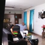 Ishika Singh Instagram - Tried my best to b good , disciplined , hardworking etc in front of him 😁. Senior artist #actorslife #actoratwork #actorslife🎬