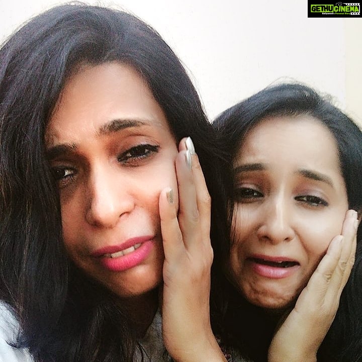 Ishika Singh Instagram - Someone pity us please .... bechari womaniya #owomaniya #womaniyadiaries #friendshipgoals #bechari😂😂
