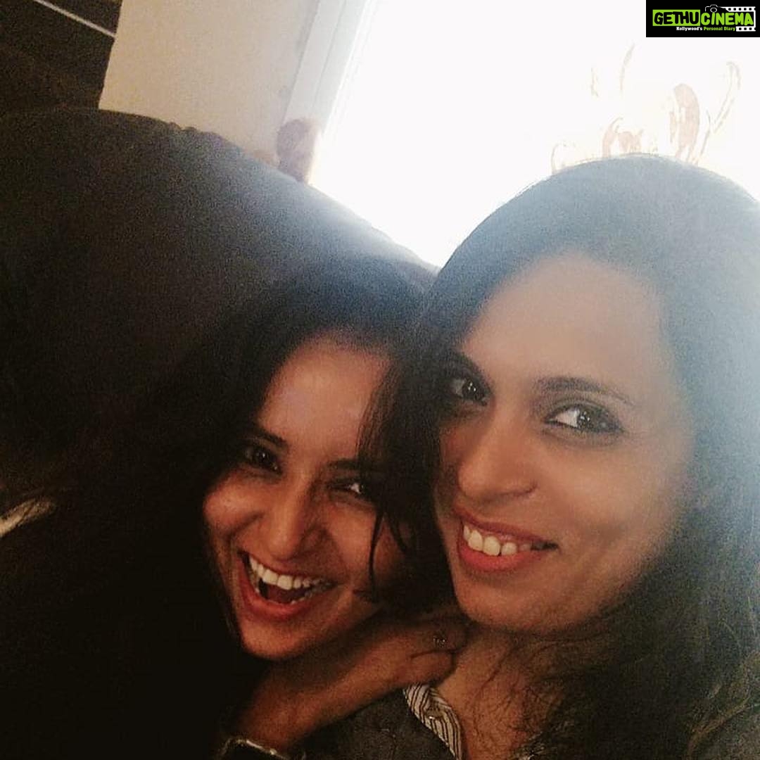 Ishika Singh Instagram - The giggle 🤭,gossipy bitchy and sarcastic nature is back at its peak #friendshipgoals #friendships #gossipwomen😅