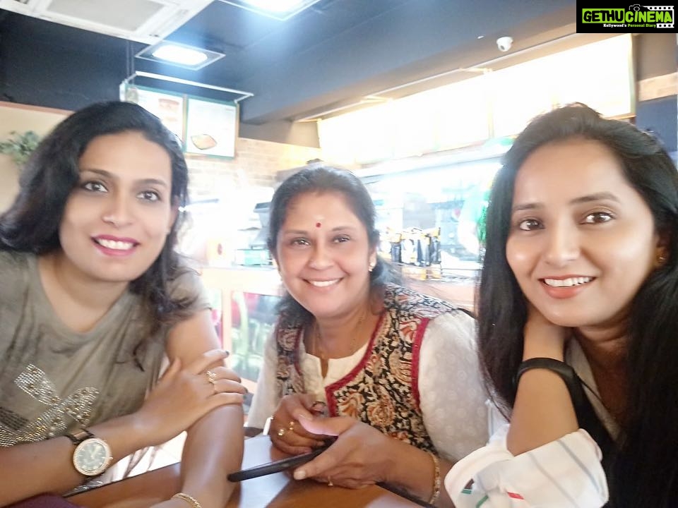 Ishika Singh Instagram - We three need a excuse to meet ... n no reason... no topic to talk #friendships