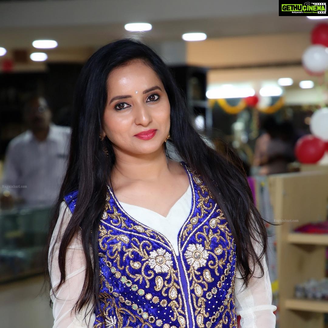 Ishika Singh Instagram - Cottage industry show room inauguration #actorslife🎬 #actoratwork #actress #telugufilmindustry #telugufilmnagar