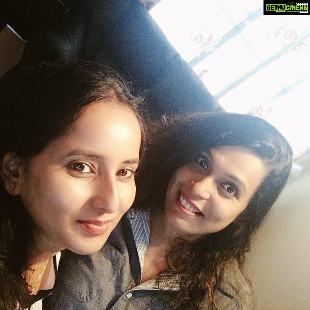 Ishika Singh Instagram - The giggle 🤭,gossipy bitchy and sarcastic nature is back at its peak #friendshipgoals #friendships #gossipwomen😅