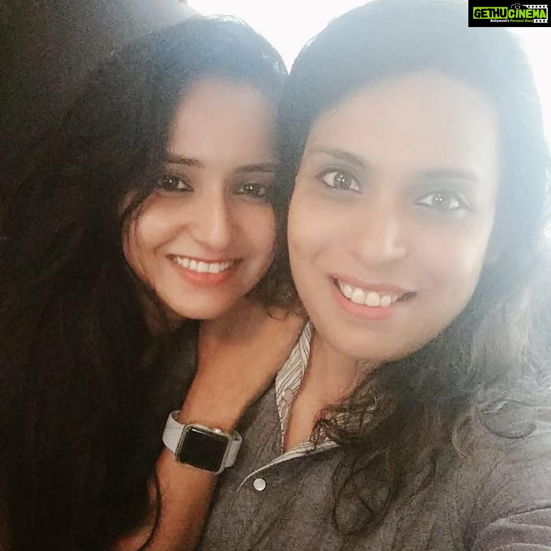 Ishika Singh Instagram - She came to me when I needed ppl around me the most . A true friendship is the one which stands by u when no one is around . #friendshipgoals #friendsπ #suddenvisits #dilgardengardenhogaya Dil garden ho Gaya yaar ππππππ
