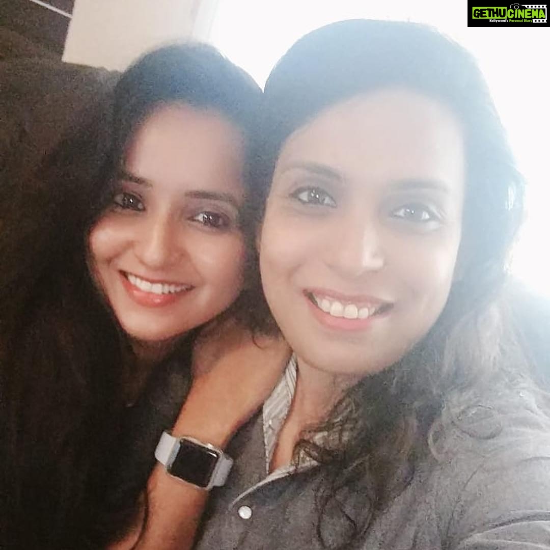 Ishika Singh Instagram - She came to me when I needed ppl around me the most . A true friendship is the one which stands by u when no one is around . #friendshipgoals #friendsπ #suddenvisits #dilgardengardenhogaya Dil garden ho Gaya yaar ππππππ