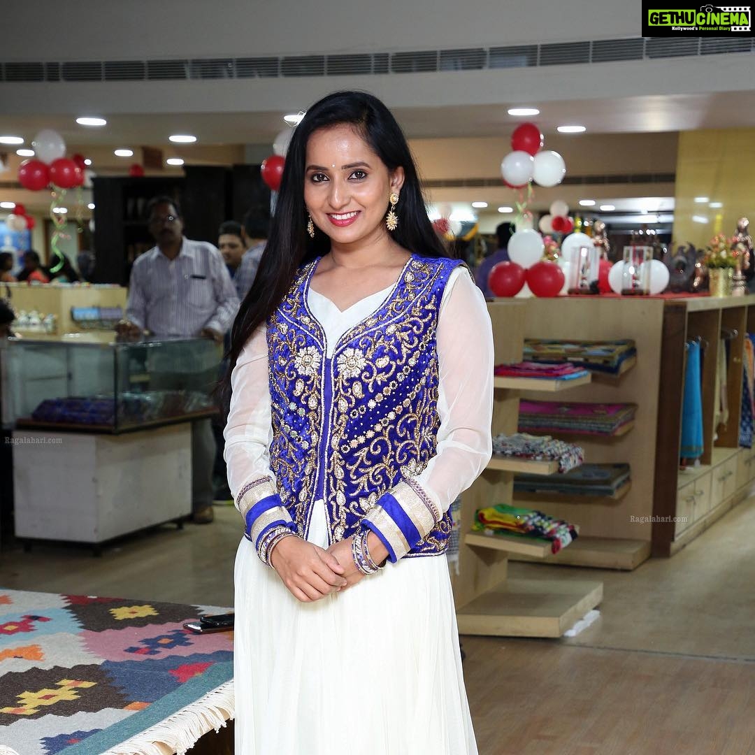 Ishika Singh Instagram - Cottage industry show room inauguration #actorslife🎬 #actoratwork #actress #telugufilmindustry #telugufilmnagar