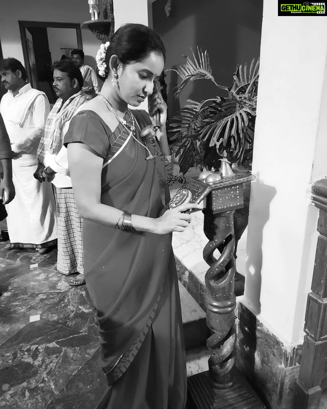 Ishika Singh Instagram - Black and white era #actorslife🎬 #kobbarimatta #actoratwork