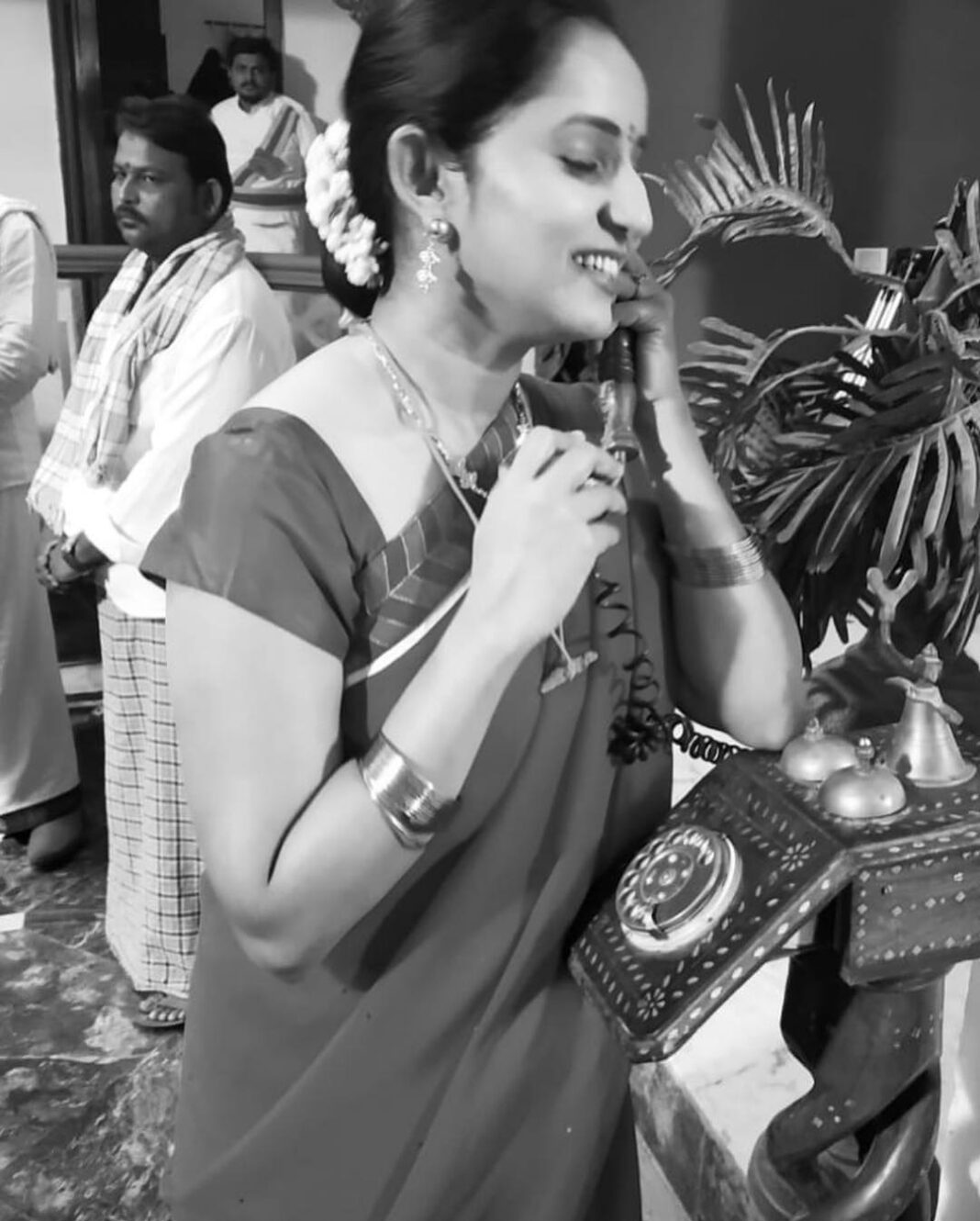 Ishika Singh Instagram - Black and white era #actorslife🎬 #kobbarimatta #actoratwork