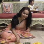 Ishika Singh Instagram - Happy onam to everyone . As I was busy posing next to onam flower decor my baby gal was busy eating Kerala famous banana 🍌 chips . #onamsaree #onamdress #onamspecial #onamfestival #onam2021 #onamfestivalcelebration #onamflowercarpet #babyandme #momanddaughter #pari