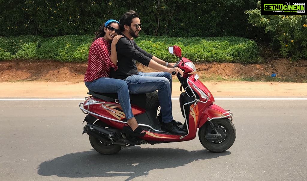 Ishika Singh Instagram - On location bike ride with my co actor from odhisa film industry @chinmay.kumar #actorslife #actorslife🎬 #patnagarhmovie
