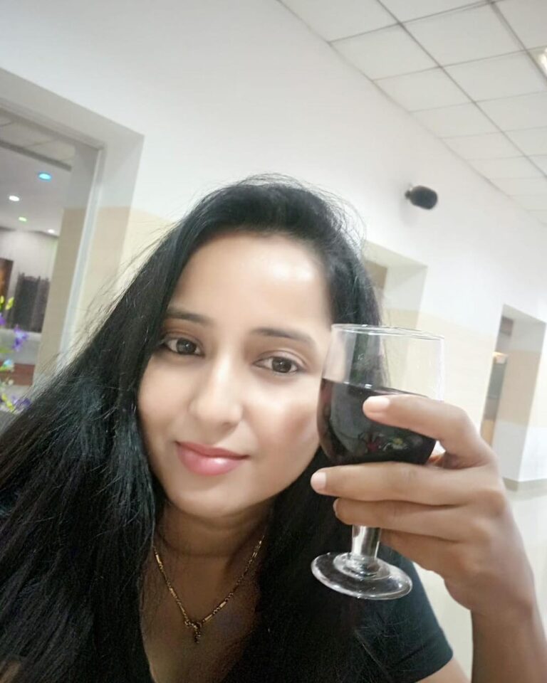 Ishika Singh Instagram - Cheers to all those ppl who mind their own business and fuck others happiness ! #actorslife #lovemywine #winelovers🍷 #lovemylife❤️ #dontwanttochange #godblessme🙏