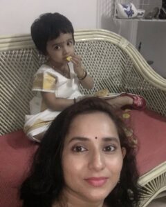 Ishika Singh Instagram - Happy onam to everyone . As I was busy posing next to onam flower decor my baby gal was busy eating Kerala famous banana 🍌 chips . #onamsaree #onamdress #onamspecial #onamfestival #onam2021 
#onamfestivalcelebration #onamflowercarpet #babyandme #momanddaughter #pari