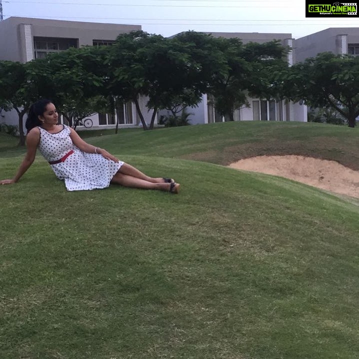 Ishika Singh Instagram - Literally relaxing 😌 #beautifulshot #shootingmode #shootingtime #telugufilmindustry #shooting #actorslife🎬 #actorslife #actoratworkandplay
