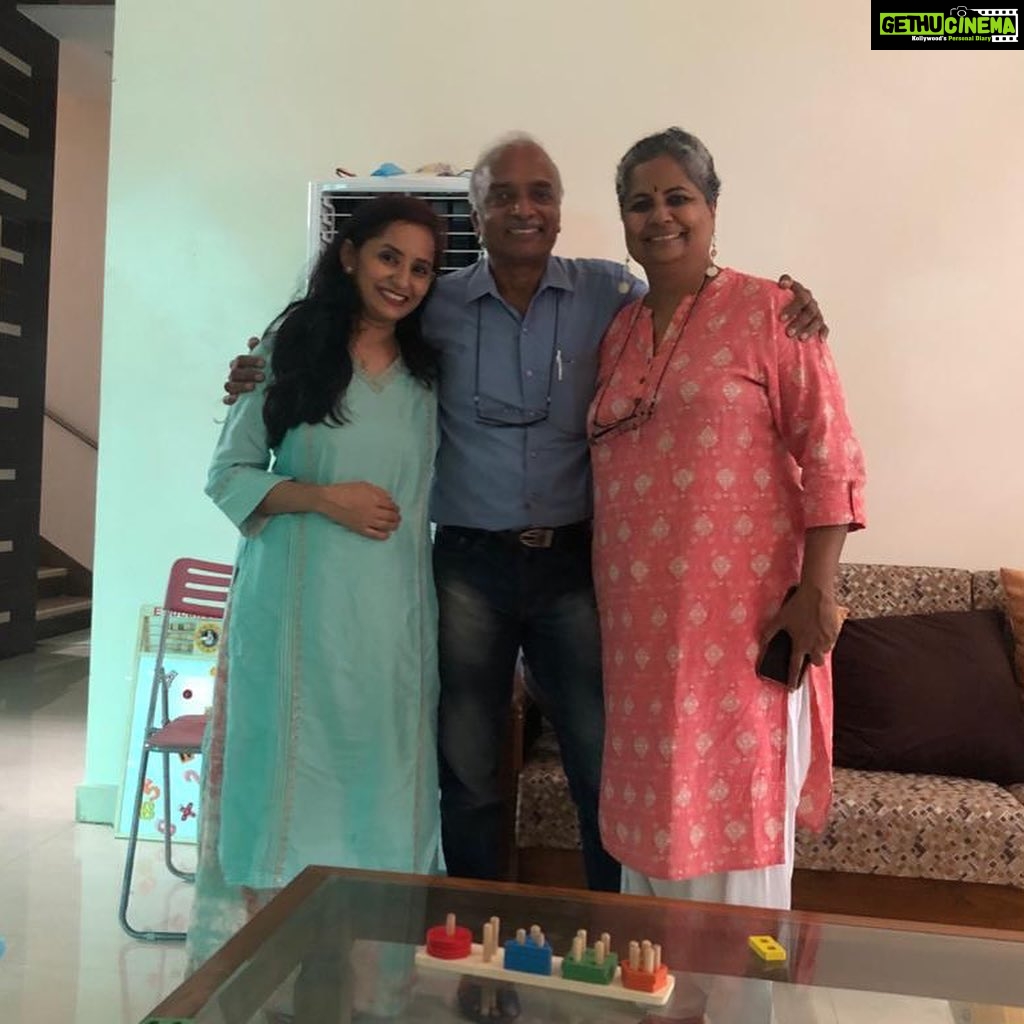 Ishika Singh Instagram - Family …friends … chit chat ..eat out … film … that sums up my bday celebrations and it was perfect 🤩 Thanks @mini.nair.5876 @nair2997 and chandu for spending day and making my bday special . I had the privilege to cut two cakes 🎂 … . I love bday’s but I don’t want to grow old :( #mybirthdaypost #mybirthday #mybirthdaycake #dontwanttogrowold #andazapnaapna
