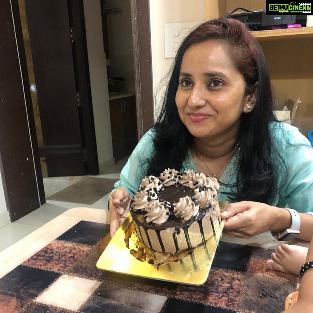 Ishika Singh Instagram - Family …friends … chit chat ..eat out … film … that sums up my bday celebrations and it was perfect 🤩 Thanks @mini.nair.5876 @nair2997 and chandu for spending day and making my bday special . I had the privilege to cut two cakes 🎂 … . I love bday’s but I don’t want to grow old :( #mybirthdaypost #mybirthday #mybirthdaycake #dontwanttogrowold #andazapnaapna