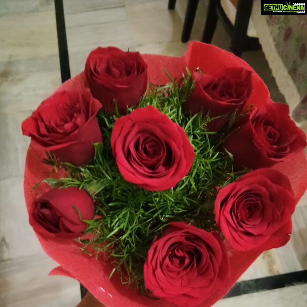 Ishika Singh Instagram - When ur day starts with fresh flowers 💐... advance bday wishes ... very touching and no bound to happiness . 🌹 #birthdaywishes🎂 #birthdayflowers💐 #roses🌹 #flowerlove thanks a ton @umadevi1264 for these #prebirthdayflowers