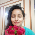 Ishika Singh Instagram - When ur day starts with fresh flowers 💐... advance bday wishes ... very touching and no bound to happiness . 🌹 #birthdaywishes🎂 #birthdayflowers💐 #roses🌹 #flowerlove thanks a ton @umadevi1264 for these #prebirthdayflowers