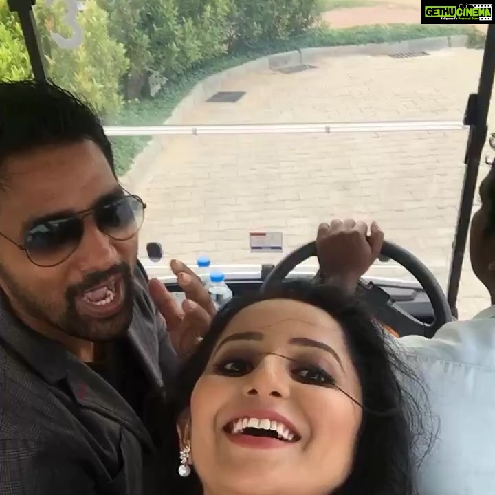 Ishika Singh Instagram - Masti on sets #shootingmode #photoshoot #shootingtime #telugufilmnagar #telugufilmindustry #photoshoot #boomerang @sameerkhan84