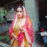 Ishika Singh Instagram - Ready ... steady .... poooooo on the set ! #shootingmode #photoshoot #bridestory #shootingtime #telugufilmindustry #telugufilmnagar #actorslife🎬 #actoratwork #actorslife