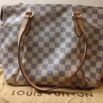 Ishika Singh Instagram - My LV bag #lvbag #LV #louisvuitton #louisvuittonbag #nostalgicmood #proudmoment #fashionistas way back in 2011 #2011memories